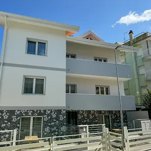 https://villa-pratu-apartments-a-50-metri-dal-mare.emilia-romagnahotels.net